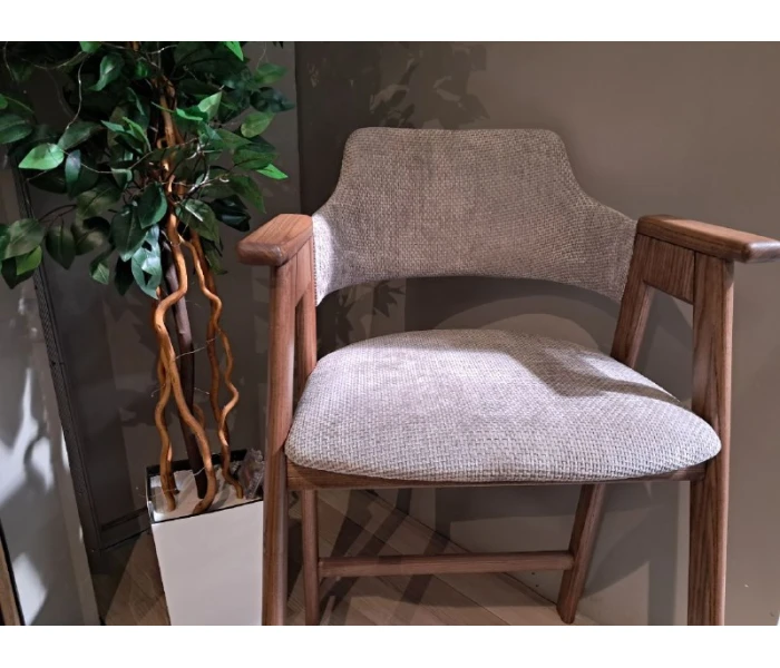 Високий дерев'яний стілець з м'яким сидінням та спинкою