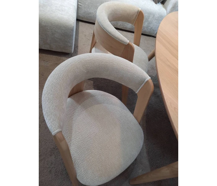 М'який стілець для вітальні на дерев'яному каркасі