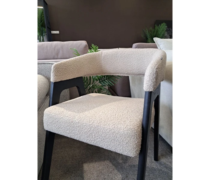 Стілець з масивним каркасом і підлокітниками