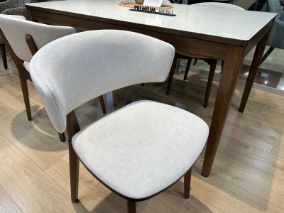 Обідній стілець з напівкруглою спинкою на високих дерев'яних ніжках