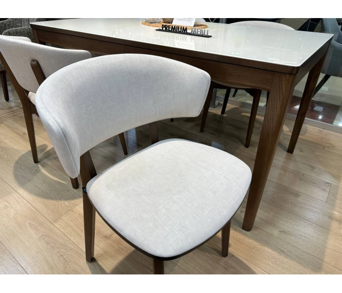 Обідній стілець з напівкруглою спинкою на високих дерев'яних ніжках