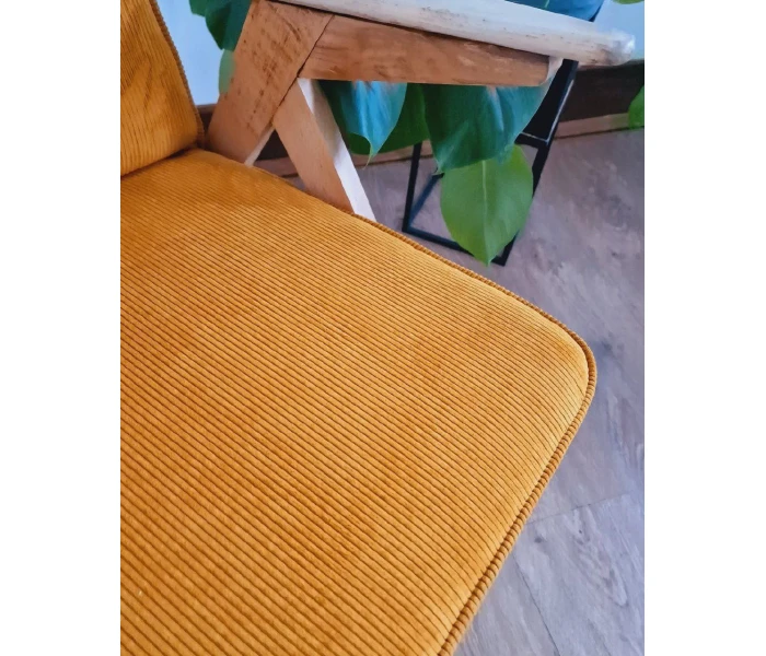 Крісло в ретро-стилі з дерев'яними підлокітниками