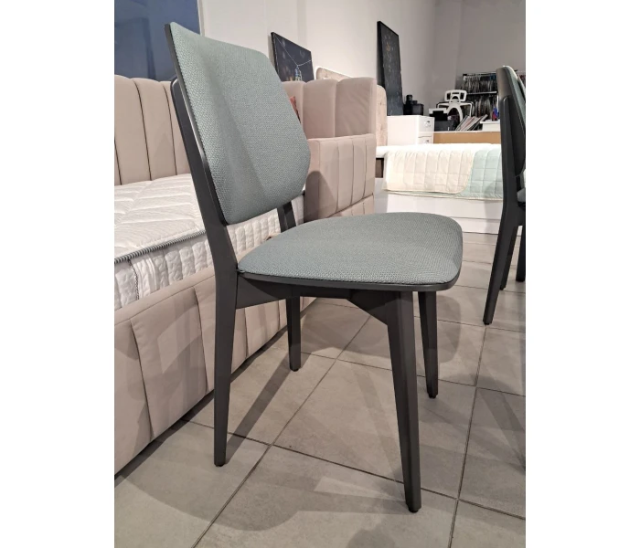 Сучасний обідній стілець з вигнутою спинкою та м'якою оббивкою