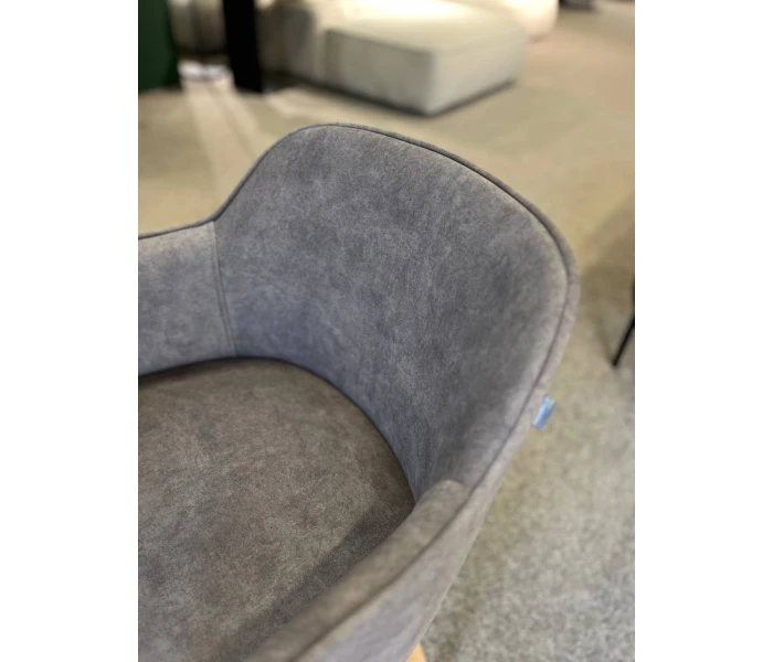 Стілець-крісло з підлокітниками та закругленою спинкою