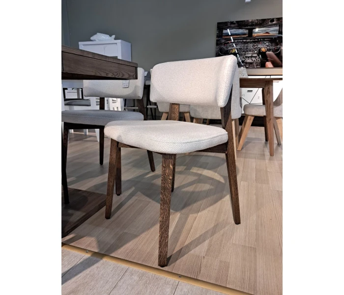 Стілець із контрастним поєднанням світлої оббивки та темних ніжок