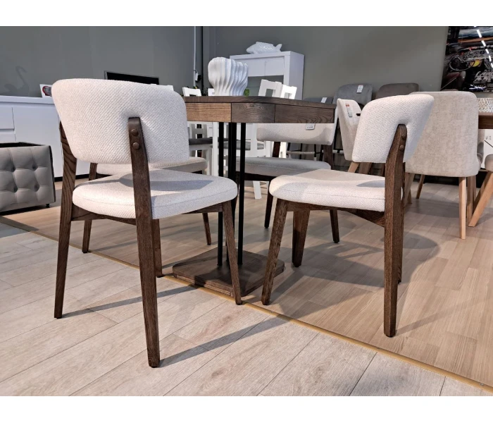 Стілець із контрастним поєднанням світлої оббивки та темних ніжок