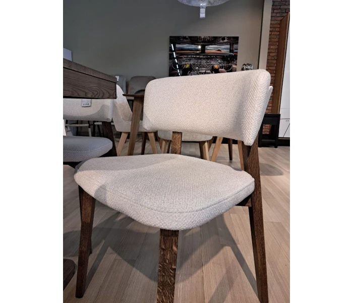 Стілець із контрастним поєднанням світлої оббивки та темних ніжок