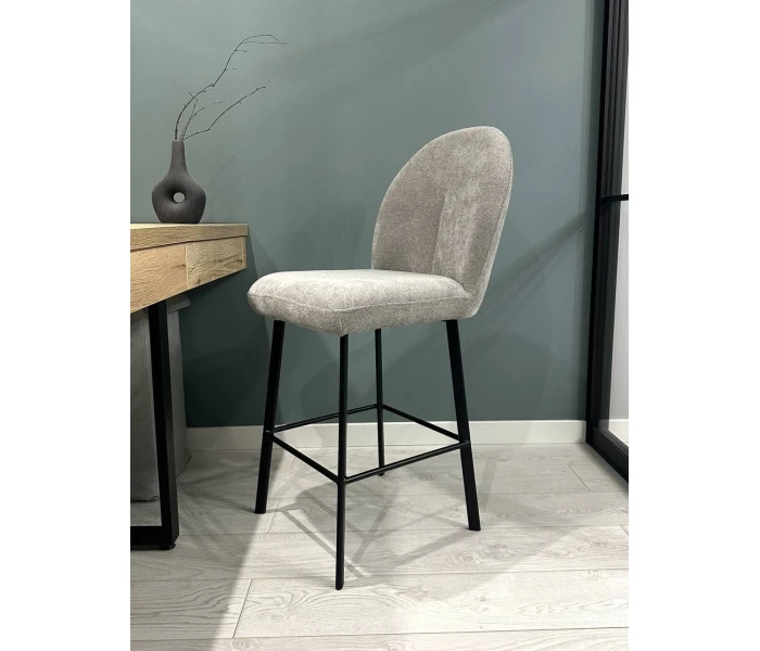Барний стілець сірого кольору з округлою спинкою.