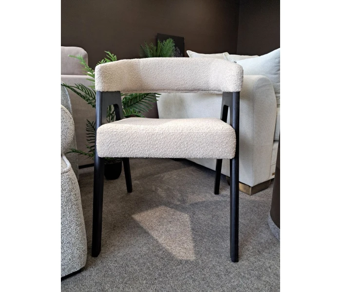 Стілець з масивним каркасом і підлокітниками