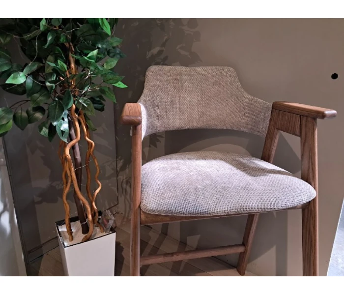 Високий дерев'яний стілець з м'яким сидінням та спинкою