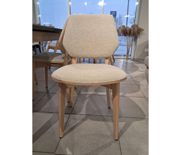 Стілець з фігурною спинкою та м'яким сидінням