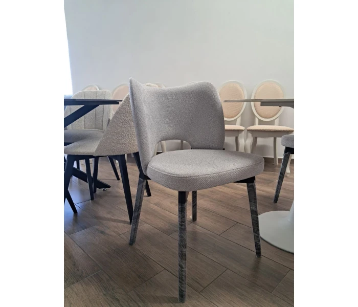 Стілець з фігурним вирізом на спинці