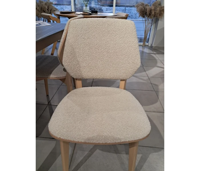 Стілець з фігурною спинкою та м'яким сидінням