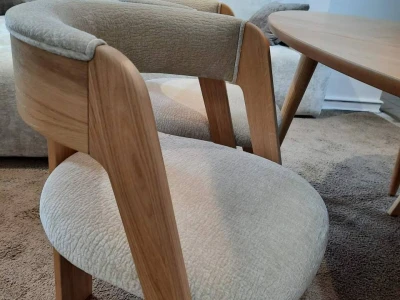 М'який стілець для вітальні на дерев'яному каркасі