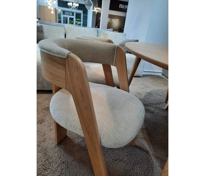 М'який стілець для вітальні на дерев'яному каркасі