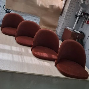 Обеденные стулья современного дизайна в насыщенном кирпичном оттенке